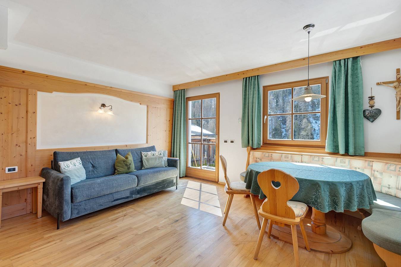 Ganze Wohnung, Ferienwohnung 'Ciasa Mirio Mirio' mit Bergblick, Balkon & Wlan in Rumestluns, Wengen (Italien)