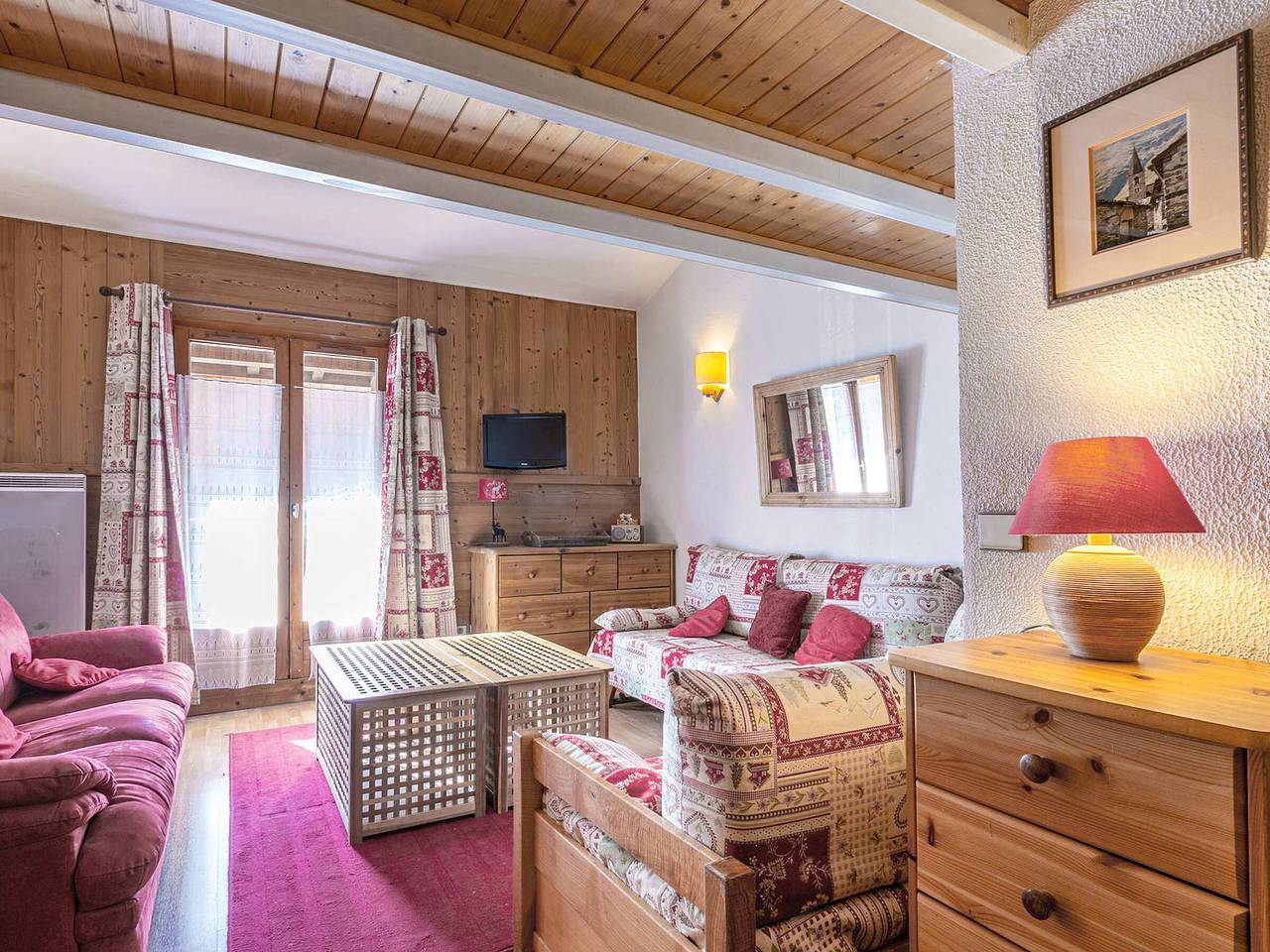Geheel appartement, Spacious Ski-In/Ski-Out Apartment with Balcony & Wifi - Sleeps 9 in Val-d'Isère, Massif de la Vanoise