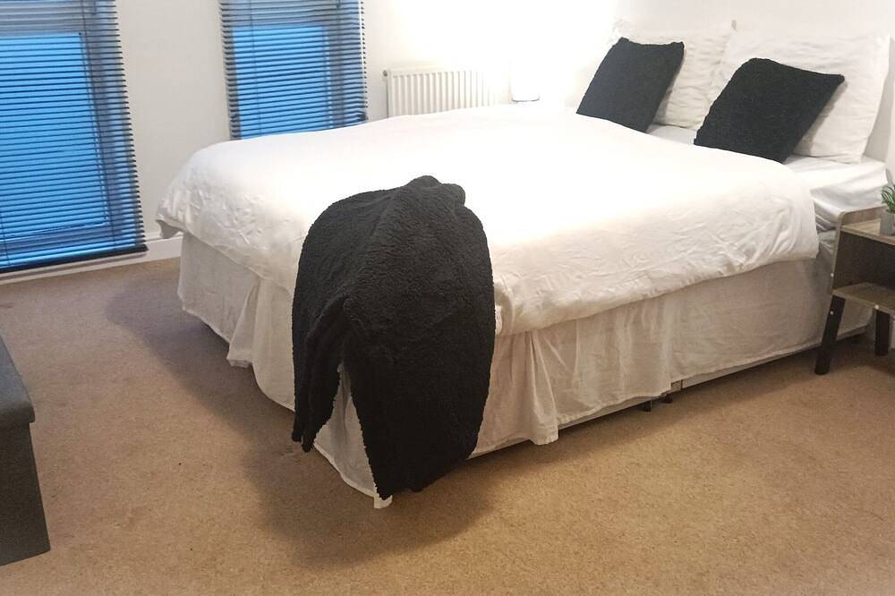 Entire apartment, Stylish 2-Bed 2-Bath Near Gatwick and Town centre in Crawley, West Sussex