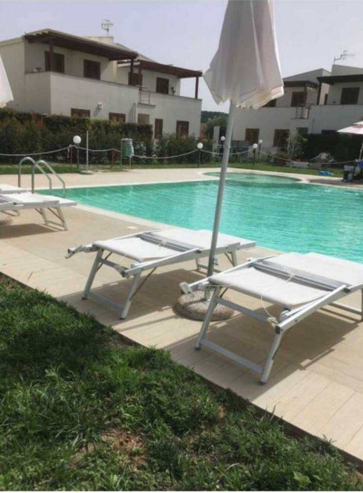 Apartamento entero, Apartamento "Barrio Blanco" con piscina compartida y terraza privada in Spiaggia di Campofelice di Roccella (Campofelice di Roccella), Campofelice di Roccella