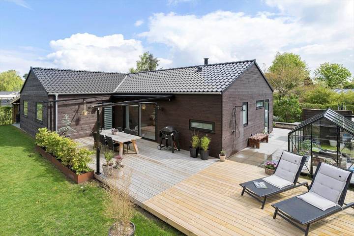 Ferieudlejning for 6 personer, med terrasse og jacuzzi i Ajstrup Strand