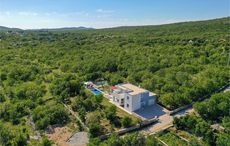 Ferienhaus für 8 Personen, mit Terrasse und Pool