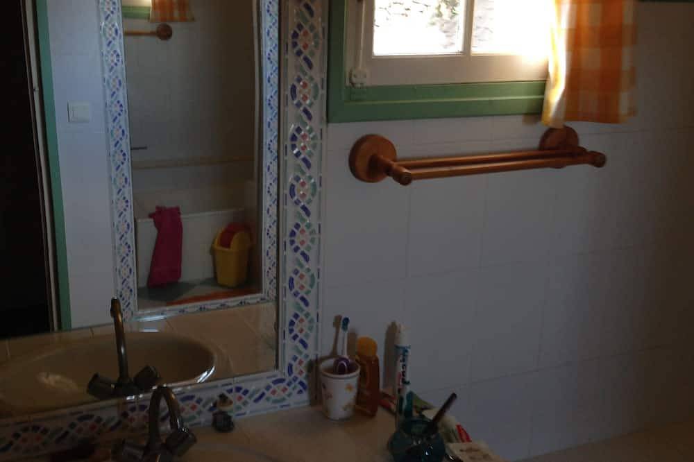 4 bedrooms 2 bathrooms 10 people, with pool and large garden beautifully decorated in Coly-Saint-Amand, Périgord Noir