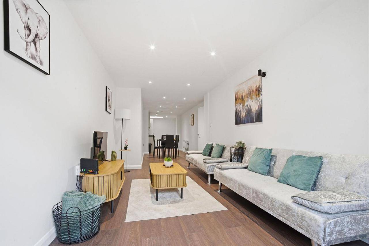 Entire apartment, Two-Bedroom Apartment in Swindon, North Wessex Downs