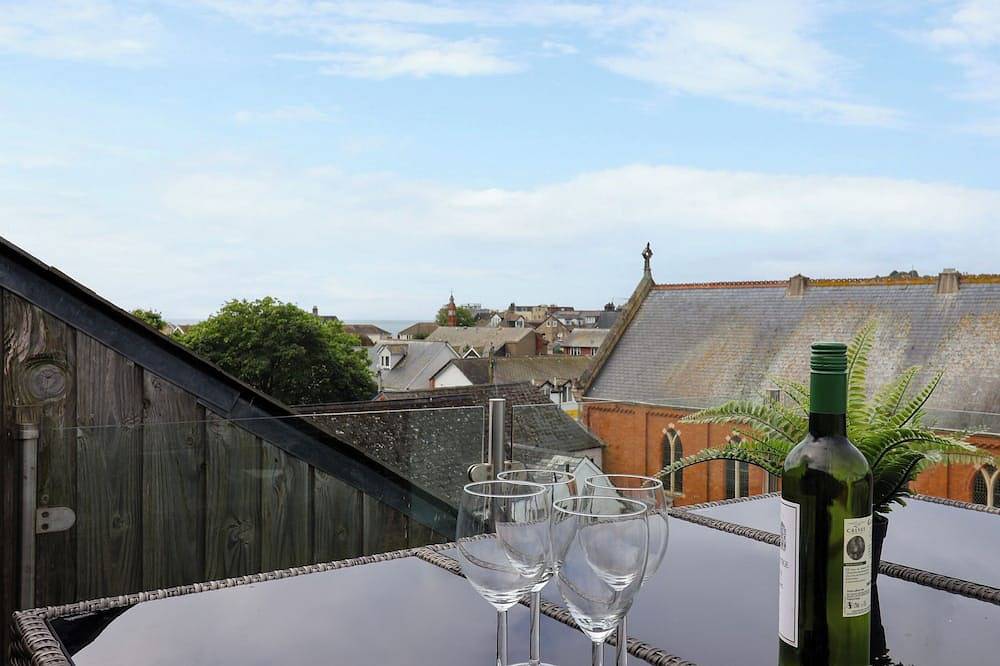 28 Fore Street, pet friendly, with a garden in Seaton, Devon in Seaton, Devon