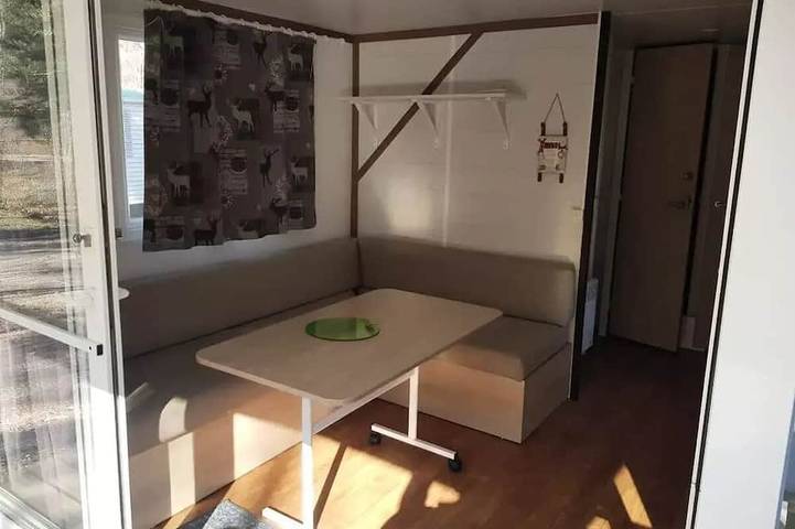 Mobil home pour 6 personnes, avec terrasse à Saint-Martin-de-Queyrières