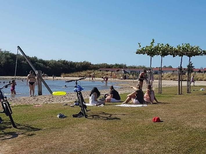 Chalet für 4 Personen, mit Terrasse und Balkon/Terrasse in Serooskerke - 2