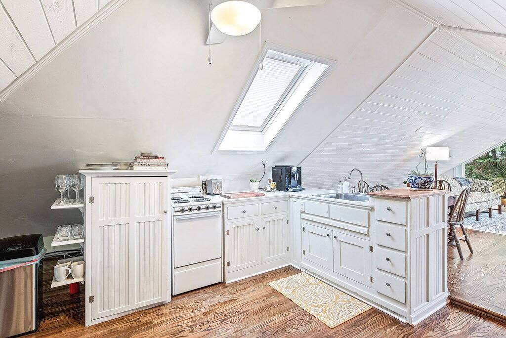 Ganze Wohnung, Hot Tub + King Bed + Walkable in Decatur, Georgia