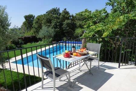 Location de vacances pour 2 personnes, avec piscine et terrasse ainsi que vue et jardin à Valbonne - 2