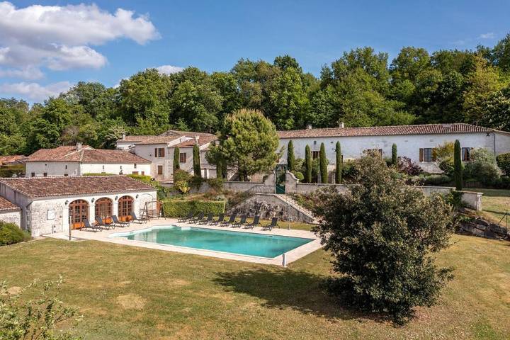 Maison d’hôte pour 5 personnes, avec Terrasse et Jardin ainsi que Piscine et Sauna à Saint-Preuil