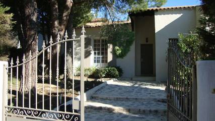 Cottage pour 2 personnes, avec terrasse ainsi que jardin et piscine à Puissalicon