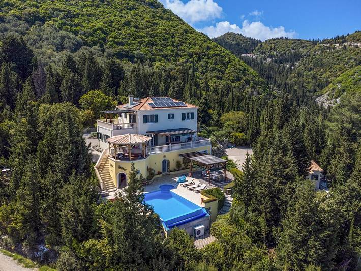 Διαμερίσματα διακοπών για 10 άτομα, με Μπανιέρα υδρομασάζ και Ταράτσα καθώς και Κήπο και Πισίνα στη Ράχη