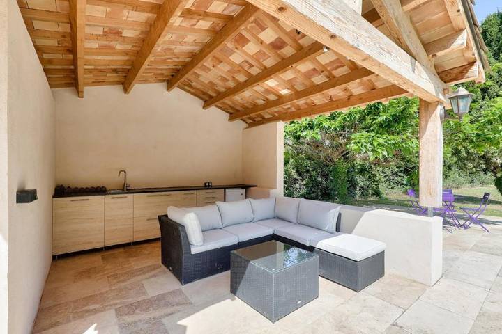 Location de vacances pour 18 personnes, avec piscine et vue ainsi que terrasse et jardin à Bédarrides - 3