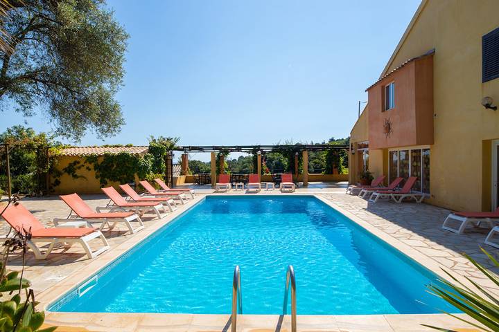 Gîte pour 4 personnes, avec piscine ainsi que balcon et jardin à Cargèse - 2