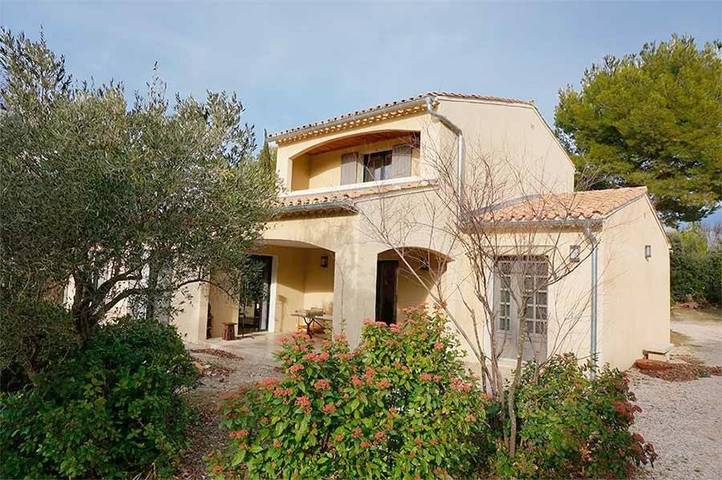 Location de vacances pour 6 personnes, avec piscine ainsi que vue et jardin à La Roque-sur-Pernes - 2