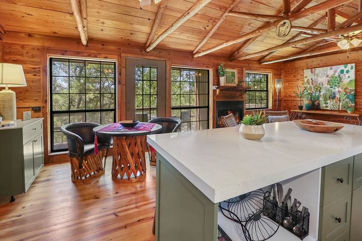 Log cabin for 4 people, with terrace in Wimberley