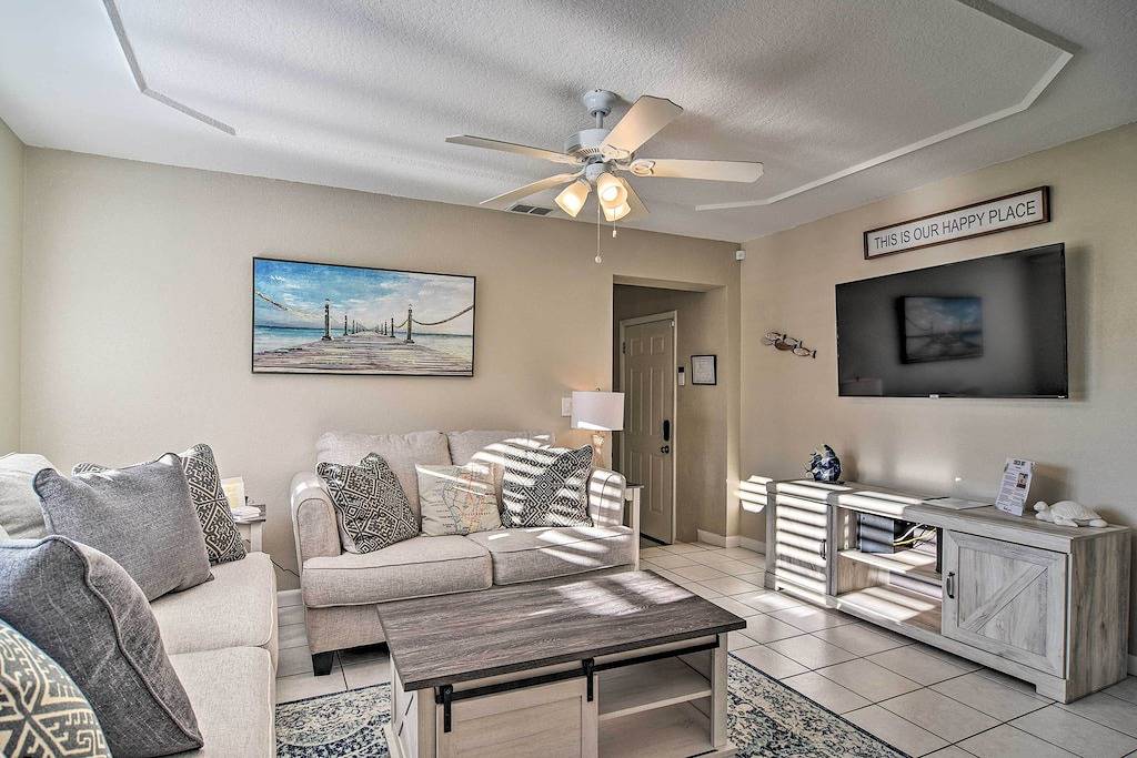 Beach-Style Getaway w/ Lanai ~ 4 Mi to Beaches! in Largo, Pinellas County