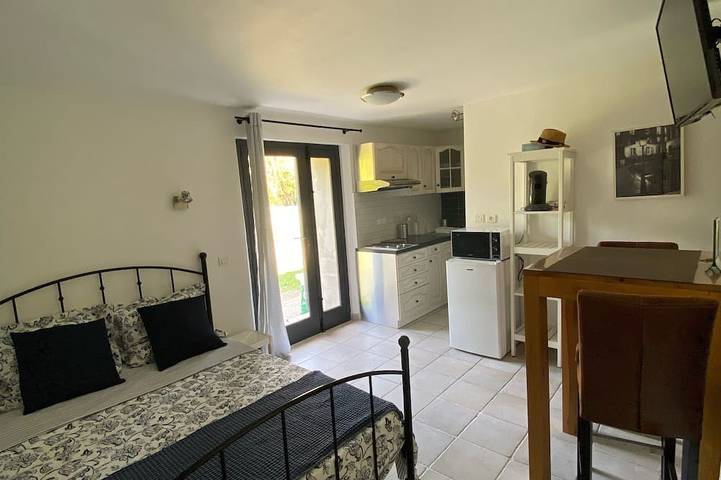 Gîte pour 2 personnes, avec jardin dans Les Paluds de Noves - 2