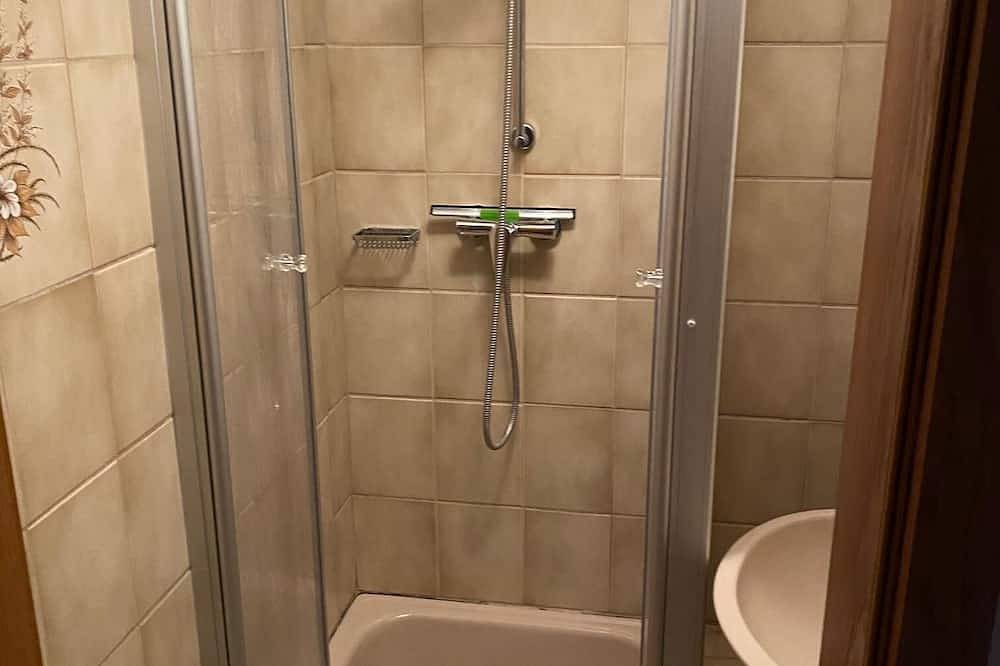 Ganze Wohnung, Ferienwohnung für 2-6 Personen, 70 qm, 2 Schlafzimmer, gr. Südbalkon in Breitbrunn am Chiemsee, Chiemsee