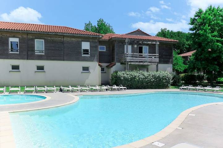 Appartement de vacances pour 4 personnes, avec balcon et piscine, animaux acceptés