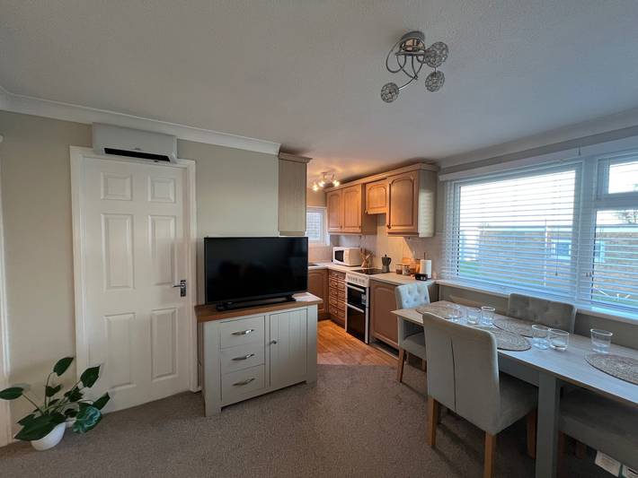 Beach Chalet - 2 Bedrooms - 4 Guests - Parking in Hemsby, Great Yarmouth