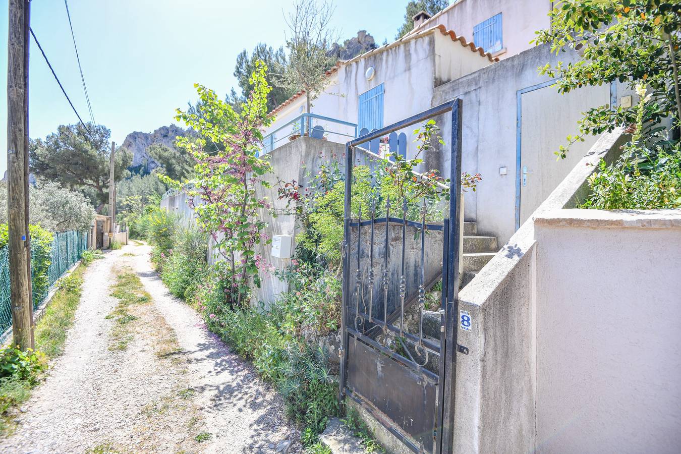La Maison Bleue - Cabanon avec piscine et parking in Le Rove, Costa mediterránea (Francia)