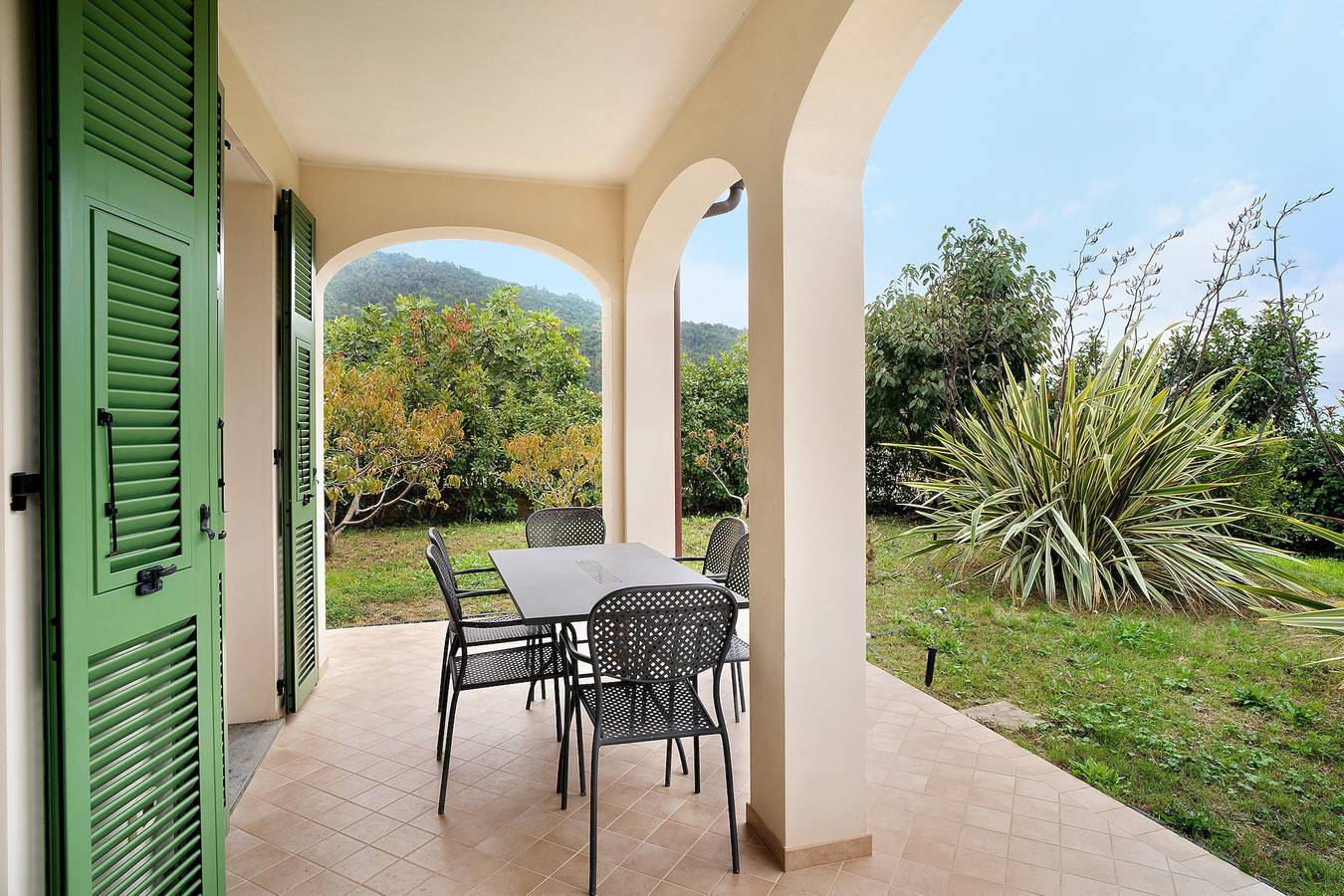 Entire apartment, Apartment 'Vallebona' with Private Terrace and Wi-Fi in Vallebona, Riviera di Ponente