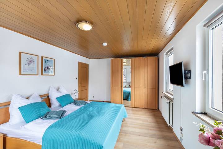 Ganze Wohnung, Ferienwohnung im Grünen mit Bergblick, privater Terrasse und Wlan in Bad Schwalbach, Rheingau-Taunus-Kreis