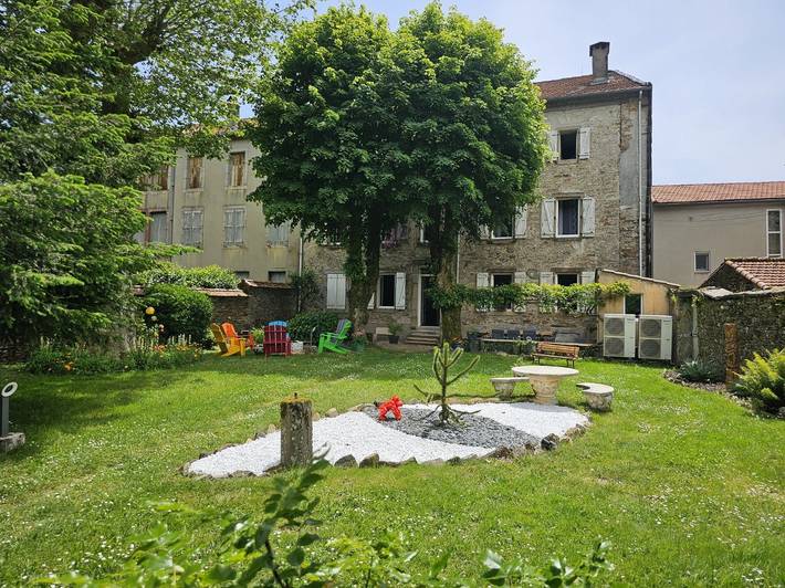 Location de vacances pour 4 personnes, avec Jacuzzi ainsi que Jardin et Piscine à Labastide-Rouairoux