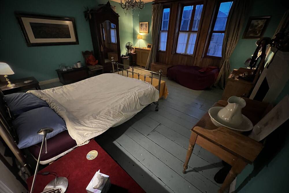 Central Bath,18th Century Georgian Rooms, Large Bedroom with Roll-Top bathroom in Bath, Bath & North East Somerset