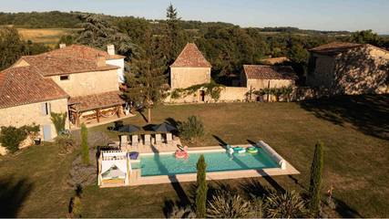 Cottage pour 30 personnes, avec sauna et piscine ainsi que jardin et jacuzzi dans Base De Loisirs (Saint-Clar)