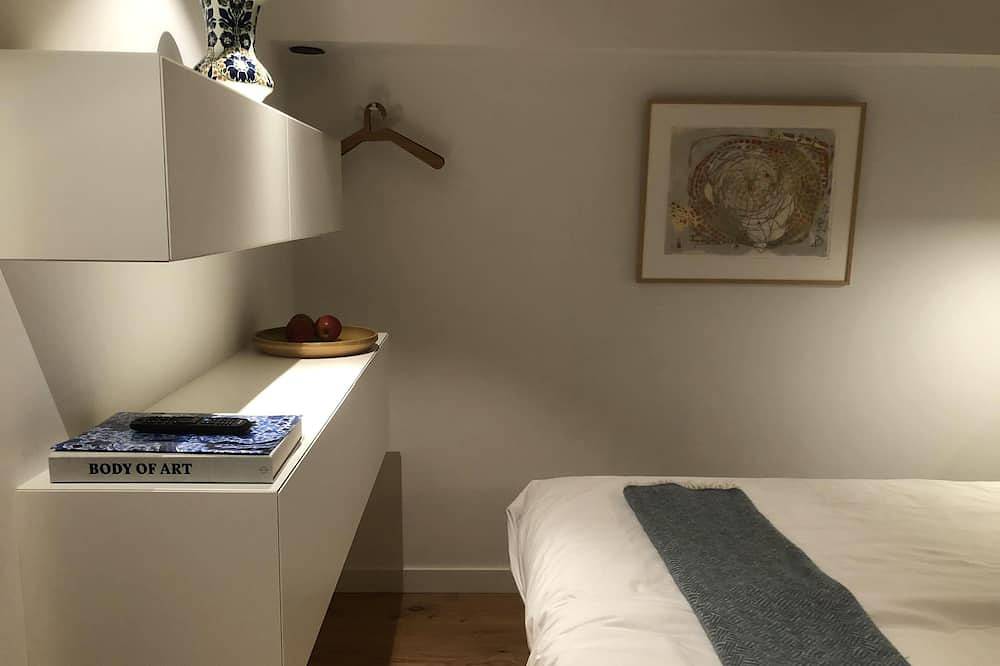 Stay in our centrally located 18th century house. Contactless stay possible. in Holländische Küste