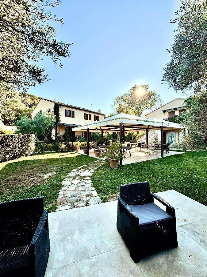 Resort per 3 persone, con piscina e giardino nonché panorama nelle Marche