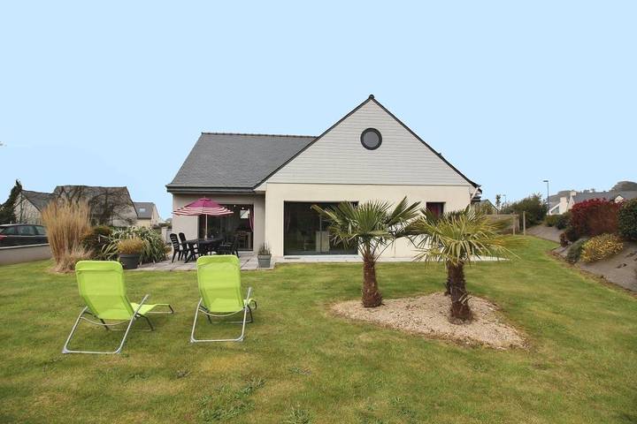 Gîte pour 4 personnes, avec Terrasse ainsi que Jardin et Vue à Louannec