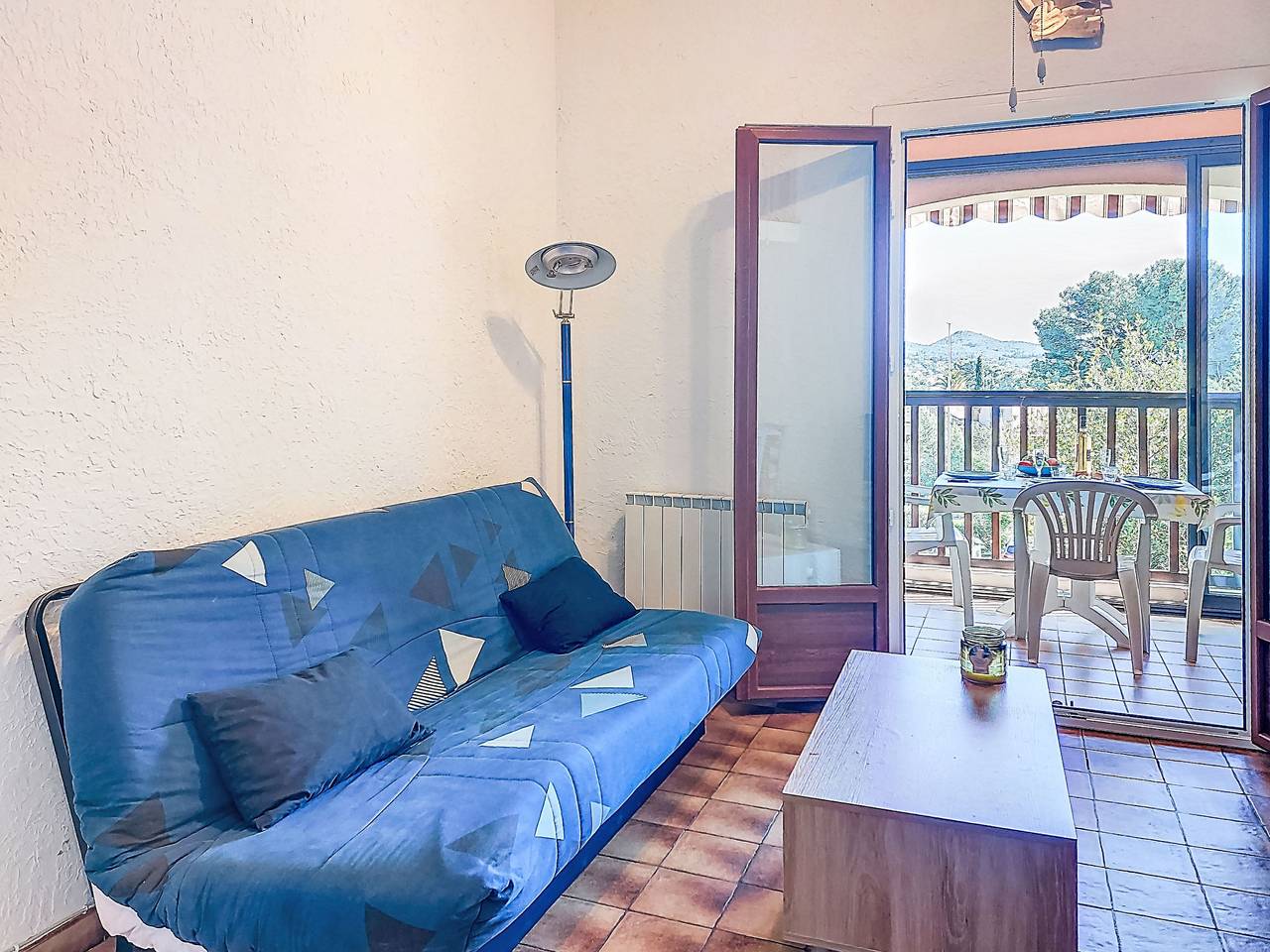 Ganze Wohnung, Gemütliche Ferienwohnung mit Pool, Terrasse und Parkplatz in der Nähe des Strandes „Plage du Liouquet“ (1,5 km) in Les Lecques, Saint-Cyr-sur-Mer