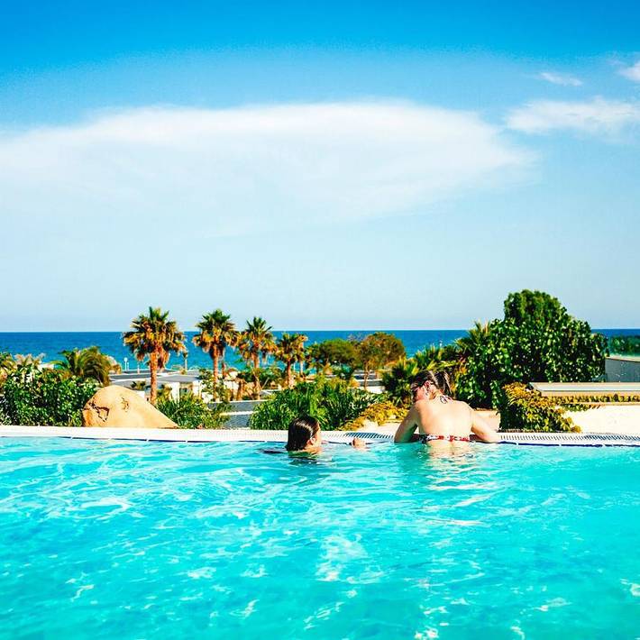 Camping para 3 personas, con Jacuzzi y Terraza además de Jardín y Piscina para niños en Montroig