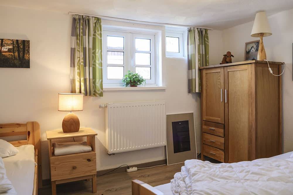 Naturnahes Reetdachhaus in Boddennähe auf abgeschlossenem großzügigem Grundstück in Born a. Darß, Born am Darß