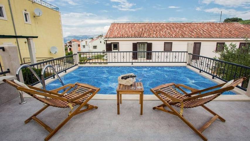 Villa for 5 people, with terrace and pool, with pets in Brac
