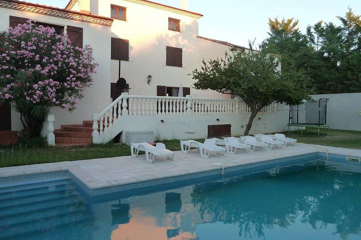 Location de vacances pour 21 personnes, avec Terrasse et Jardin à Coulobres