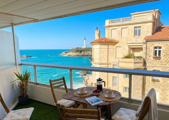Gîte pour 2 personnes, avec vue ainsi que terrasse et sauna dans Plage du Miramar