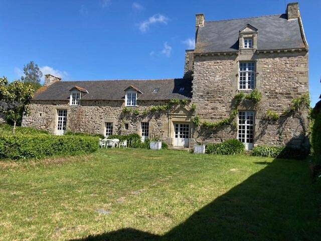 Location de vacances pour 12 personnes, avec Piscine à Hénansal