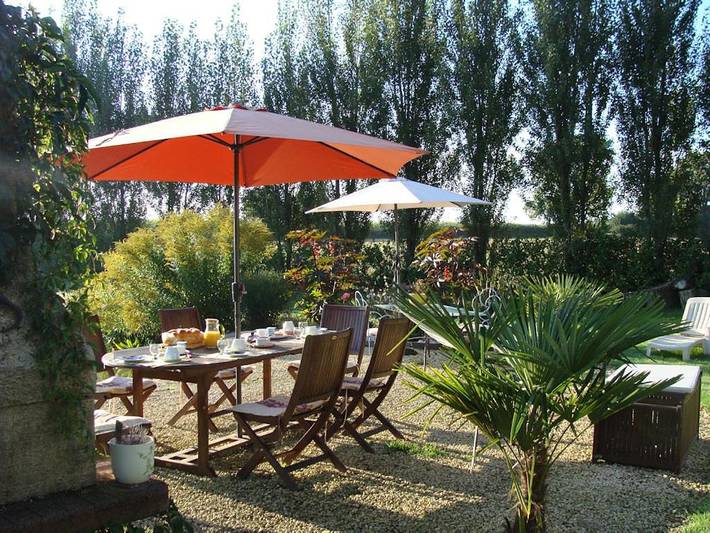 Chambre d’hôte pour 3 personnes, avec jardin et piscine ainsi que vue sur le lac et vue