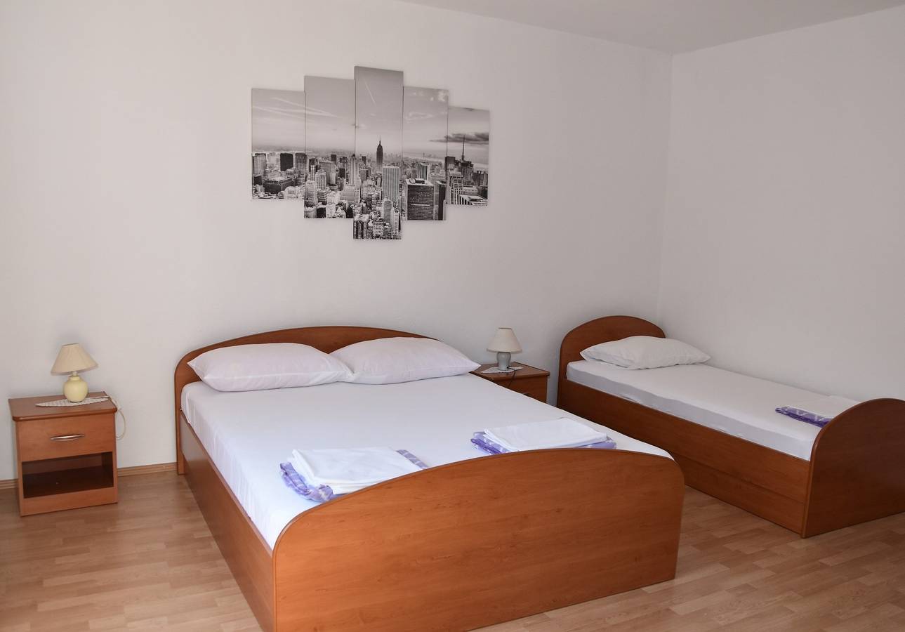 Ganze Wohnung, 2-Zimmer-Ferienwohnung mit Terrasse Pakostane, Biograd -a in Pakostane, Zadar