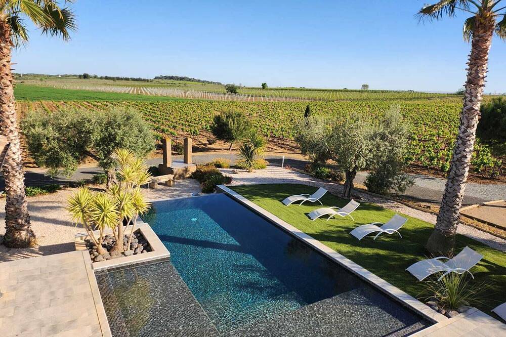 Villa contemporaine avec piscine à débordement dans domaine viticole in Servian, Côte méditerranéenne (France)