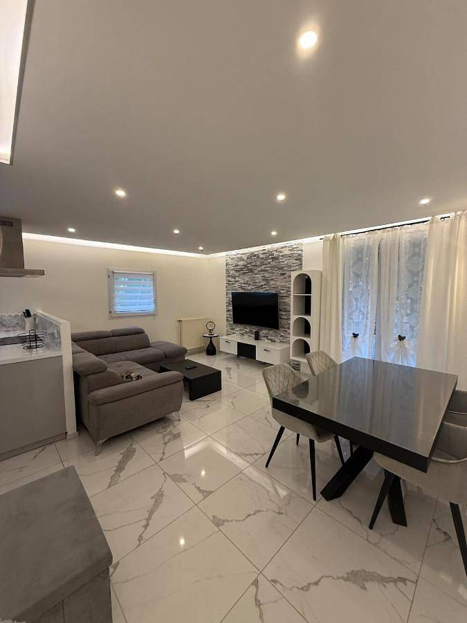 Appartement entier, One-Bedroom Apartment in Vauréal (Val-d'Oise), Val-d'Oise
