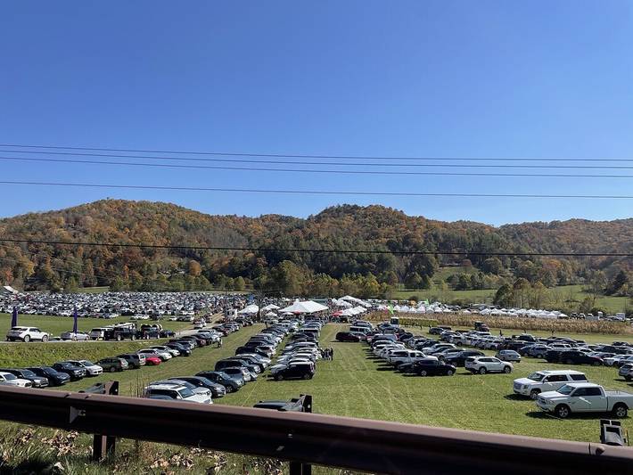 Log cabin for 8 people, with yard and hot tub, with pets in Beech Mountain