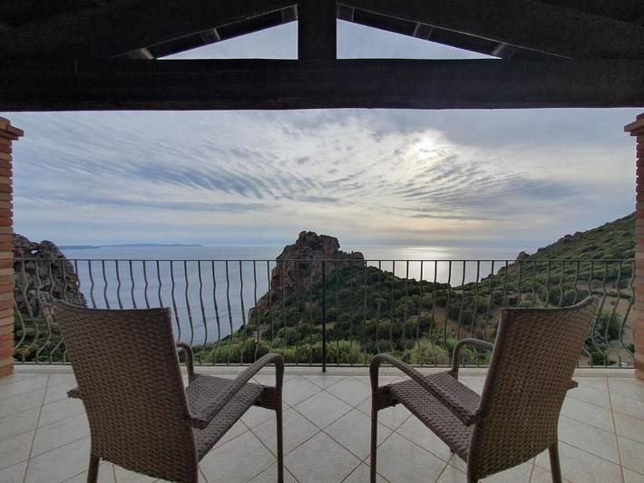 Bungalow pour 6 personnes, avec Balcon et Terrasse ainsi que Piscine et Vue dans Sud Sardaigne