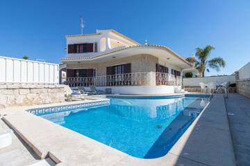 Villa for 8 People in Guia, Faro District, Photo 1
