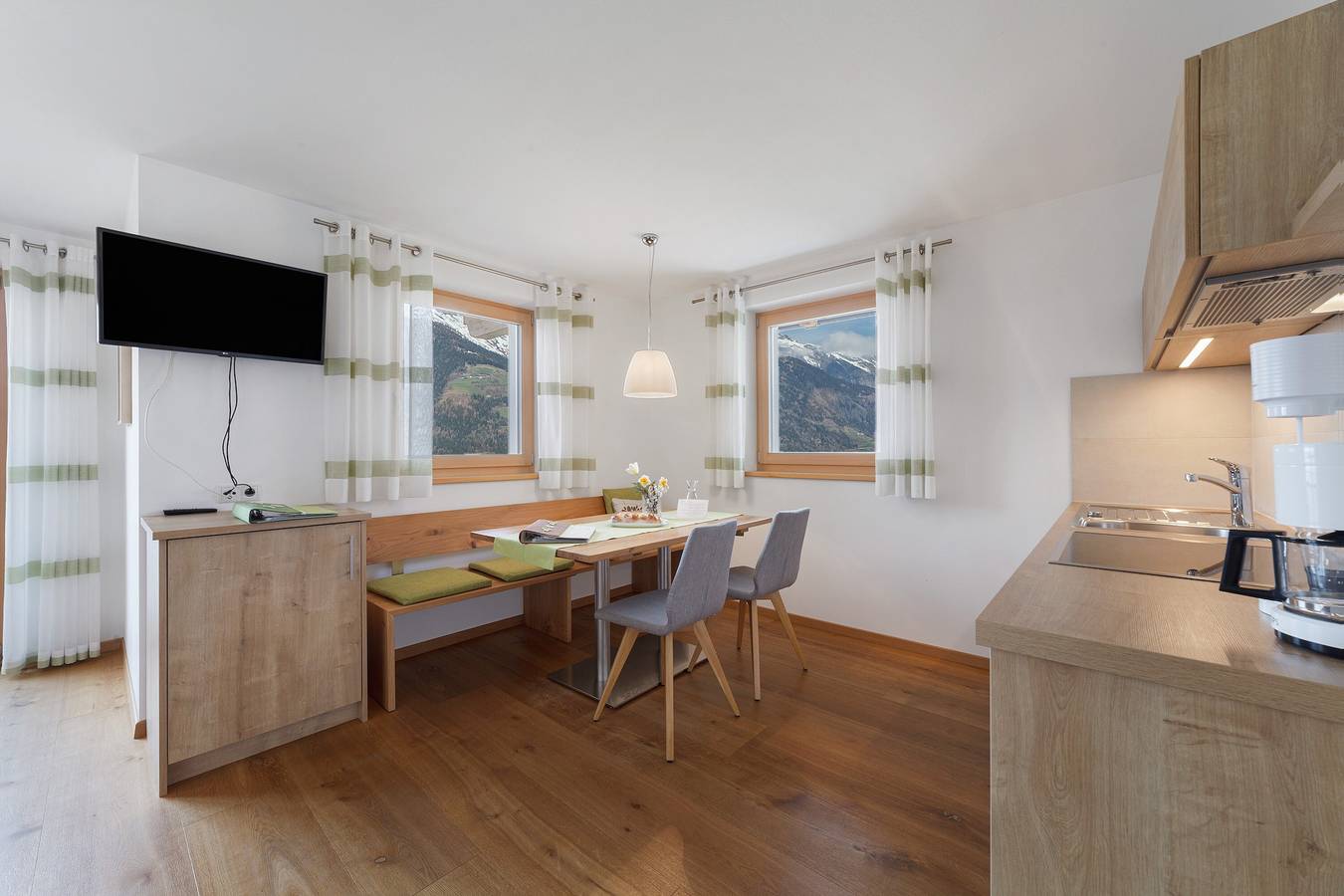 Geheel appartement, Appartement 'Thymian' met Uitzicht op de Bergen, Privéterras en Wifi in Verdins, Schenna