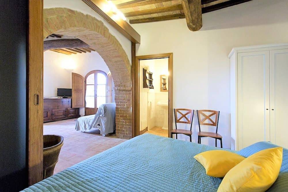 Ganze Wohnung, Typische toskanische Residenz in einem alten Dorf am Stadtrand von Siena in Monticiano, Siena Provinz